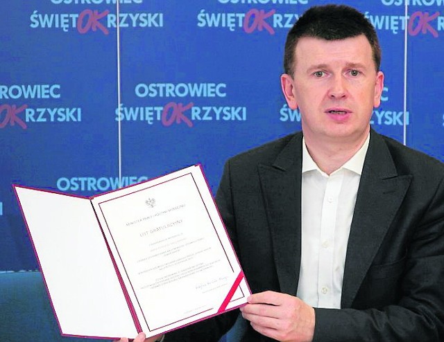 Prezydent Ostrowca Świętokrzyskiego Jarosław Górczyński z dokumentem potwierdzającym przyznanie dotacji.