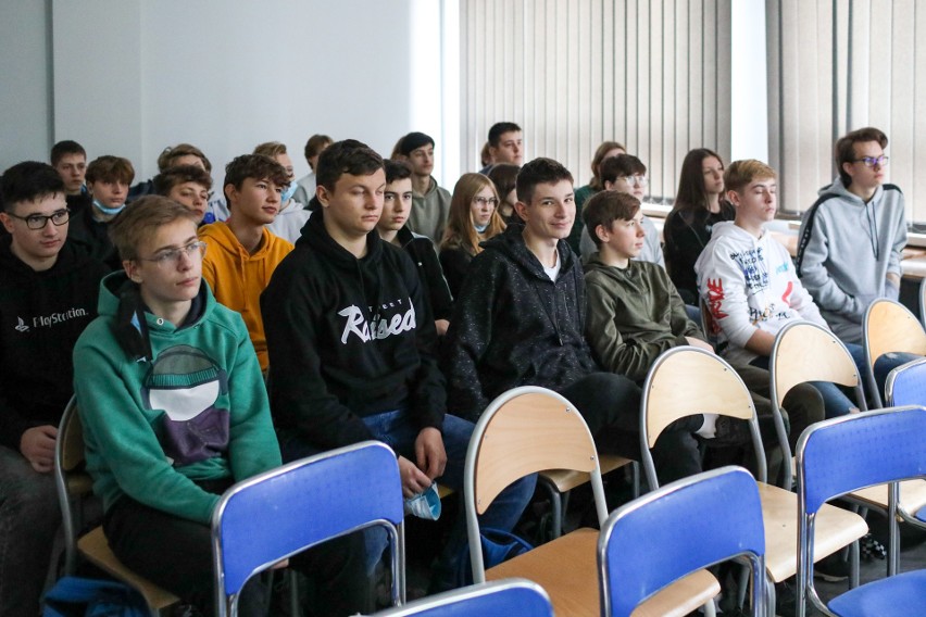 Uczniowie XVI LO w Szczecinie podczas Szkolnego Festiwalu...