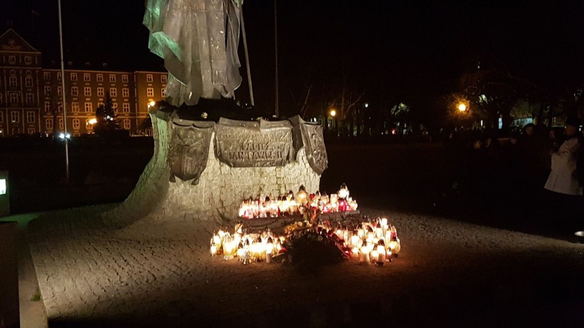 17. rocznica śmierci świętego Jana Pawła II. Szczecinianie zgromadzili się pod pod pomnikiem na Jasnych Błoniach