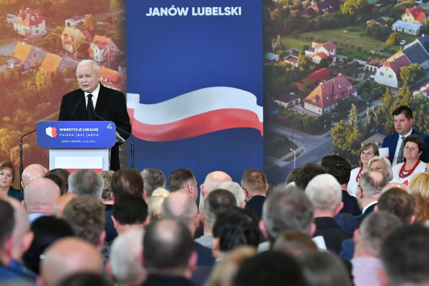 Jarosław Kaczyński na spotkaniu z wyborcami w Janowie...