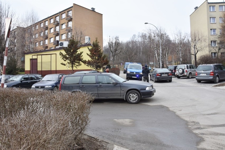 Gorlice. Groził, że wysadzi blok w powietrze. Na miejscu policja, pogotowie ratunkowe, straż pożarna. Nikomu na szczęście nic się nie stało