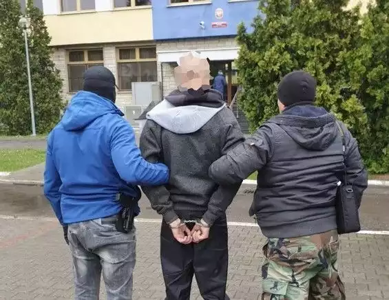 Jeden z zatrzymanych w czasie doprowadzenia do Komendy Wojewódzkiej Policji w Radomiu.