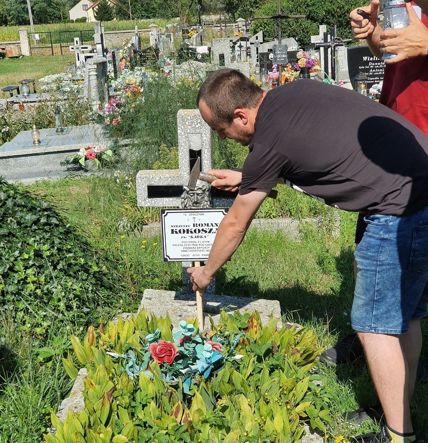 Burmistrz Jędrzejowa i regionaliści w Święto Wojska Polskiego odwiedzili groby żołnierzy, którzy brali udział w wojnie polsko-bolszewickiej