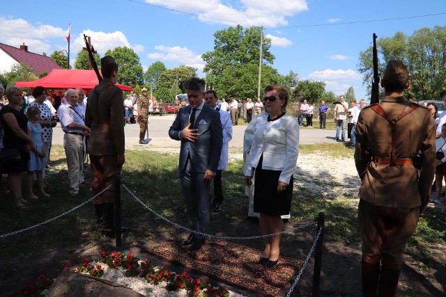 W uroczystości w Skałce Polskiej wzięli udział między innymi wójt gminy Łopuszno Irena Marcisz i senator Krzysztof Słoń.