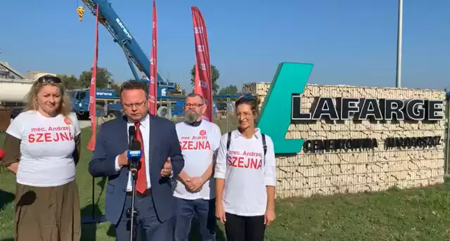 Poseł Andrzej Szejna wraz z przedstawicielami Lewicy w Cementowni Małogoszcz.