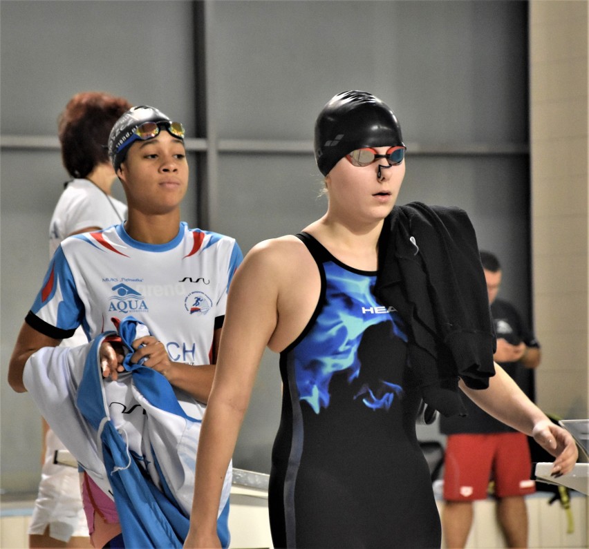 Oświęcim, pływacka liga SMS 2019 (dzień 1). Walka toczyła się w wodzie i na trybunach