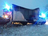 Wypadek w Długomiłowicach. Samochód wypadł z drogi krajowej 45 i uderzył w inne auto, które wcześniej wypadło z drogi