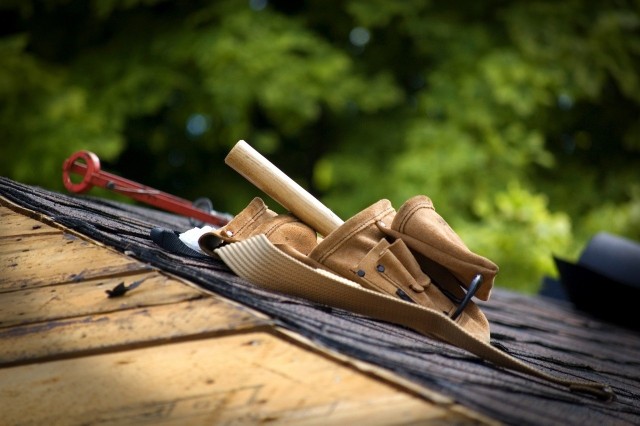 Wyposażenie dekarza powinno zapewniać bezpieczną i wygodną pracę na dachu.