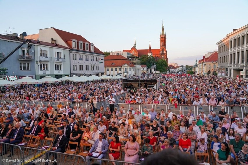 Białystok. Prezydent wręczył medal „Urbi Meritus – Zasłużony Miastu". Na koncercie podczas Dni Miasta 2022. Tłumy na Rynku Kościuszki