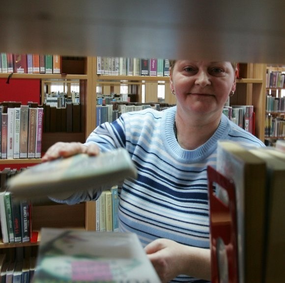 - Po remoncie jest tutaj bardzo ładnie - mówi Ewa Soszyńska. - Zaglądam do biblioteki przynajmniej raz w tygodniu. Czytam naprawdę dużo.