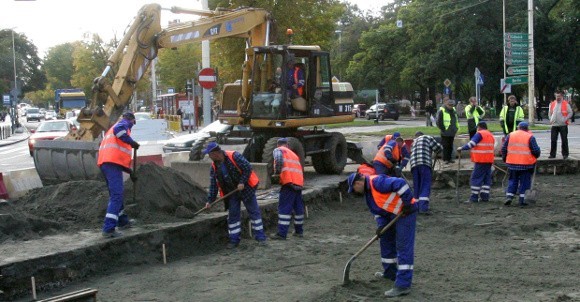 Mimo zapowiedzi prace na pl. Kościuszki trwają także w dzień.