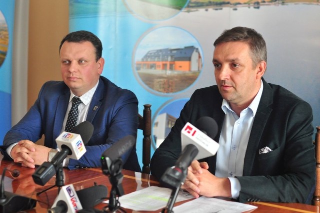 Prezydent Tarnobrzega Grzegorz Kiełb (z prawej) i prezes Siarki Dariusz Dziedzic podczas piątkowej konferencji prasowej.