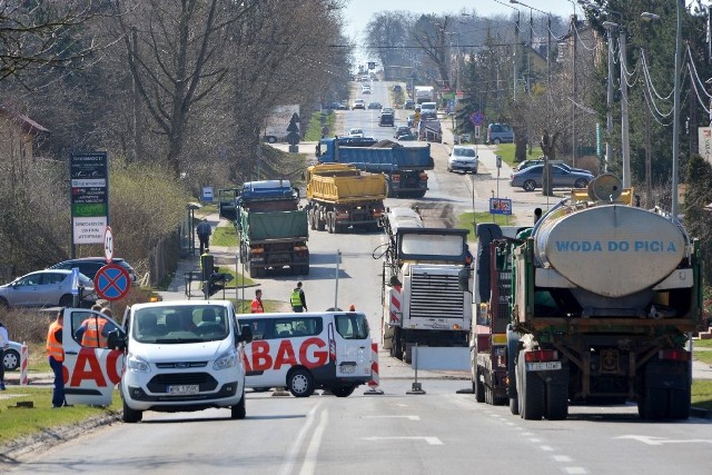 Nawet 30-40 minut stali kierowcy rano w poniedziałek na ulicy Wrzosowej koło Castoramy w Kielcach, aby wyjechać z osiedla Barwinek w ulicę Popiełuszki. Najgorsza sytuacja była rano koło 7- 8 godziny. Intensywny ruch, którego wcześniej nie było, utrzymuje się przez cały dzień na osiedlowych uliczkach na Barwinku i Baranówku. >>>O UTRUDNIENIACH NA NASTĘPNYCH SLAJDACH>>> TOP 15 miejsc w Świętokrzyskiem widzianych z kosmosu