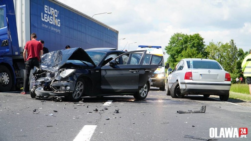 Groźny wypadek pod Wrocławiem. BMW czołowo zderzyło się z ciężarówką 