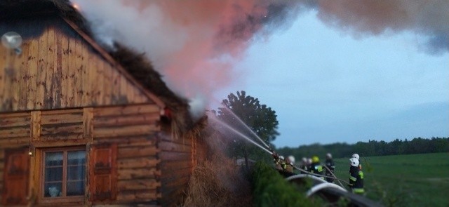 Pożar drewnianego domu w Porębie w gminie Lipsko. Z ogniem walczyło 10 zastępów straży pożarnej