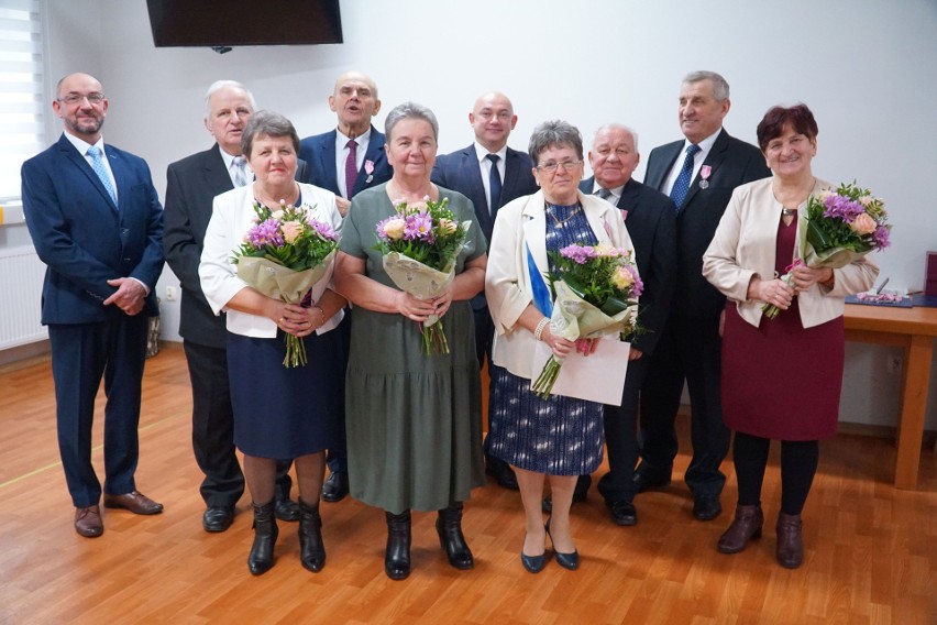 Wyjątkowy jubileusz w gminie Policzna. Dziesięć par celebrowało 50-lecie pożycia małżeńskiego, czyli Złote Gody. Zobacz zdjęcia