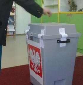 Aby oddać głos w wyborach prezydenckich w Rewalu trzeba było czekać na karty do głosowania.