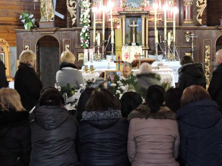 Pogrzeb śp. Doroty Bacławskiej. W ostatniej drodze towarzyszyli jej bliscy, przyjaciele, sąsiedzi, osoby, które zbierały dla niej pieniądze