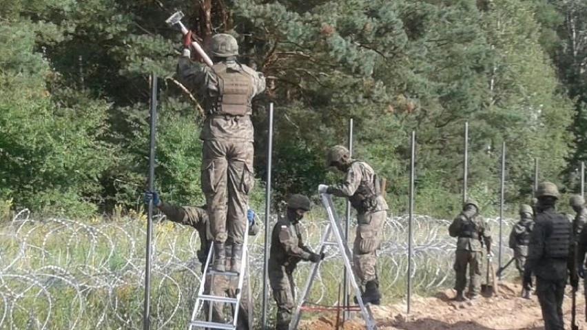 Polscy żołnierze postawili ogrodzenie z drutu kolczastego na...