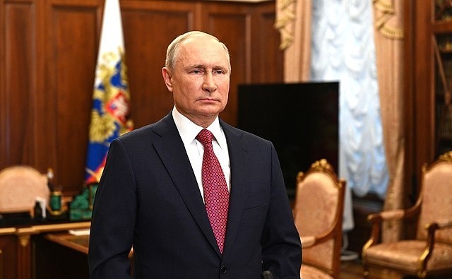 Władimir Putin jest przekonany, że miną lata zanim zachód w pełni odetnie się od rosyjskich surowców energetycznych. ,Chiny i Indie nadal zaopatrują się w rosyjskie surowce, przez co wpływy z tego tytułu nie są zagrożone, a sankcję stają się zdecydowanie mniej skuteczne.