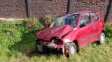 Wypadek na drodze wojewódzkiej w Dębskiej Woli. Fiat Seicento zderzył się z ciężarówką. Dwie osoby w szpitalu, droga zablokowana. Zdjęcia