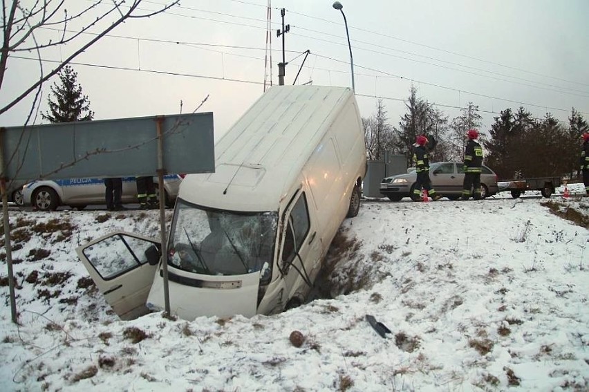 Wypadek na drodze Legnica - Złotoryja. Bus w rowie. Trzy osoby ranne
