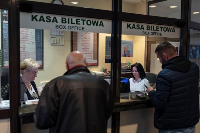 W poniedziałek (14 listopada) rozpoczęła się sprzedaż biletów na Koncerty Sylwestrowo-Noworoczne w Operze Nova. Od rana po ich zakup ustawiło się wielu bydgoszczan.