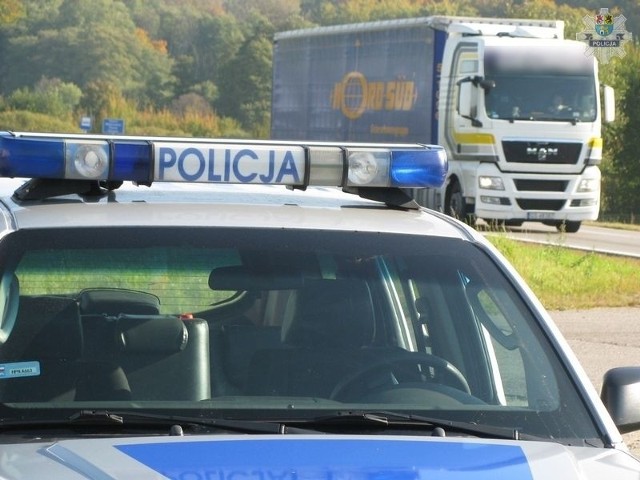 Policjanci z lęborskiej drogówki wspólnie z Inspekcją Transportu Drogowego kontrolowali czas pracy kierowców pojazdów ciężarowych wyposażonych z rejestratory (tachografy).