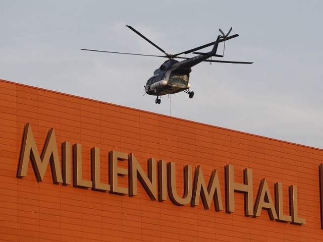 Helikopter nad Millenium HallMontaz urządzen klimatyzacyjnych za pomocą śmiglowca MI8 w Millenium Hall w Rzeszowie