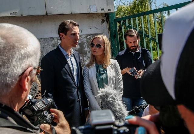 07.05.2018 Gdańsk.Akcja Stop Bezprawiu na historycznych terenach.  Spotkanie z mecenasem Kacprem Płażyńskim przed bramą dawnego klubu sportowego Gedania.