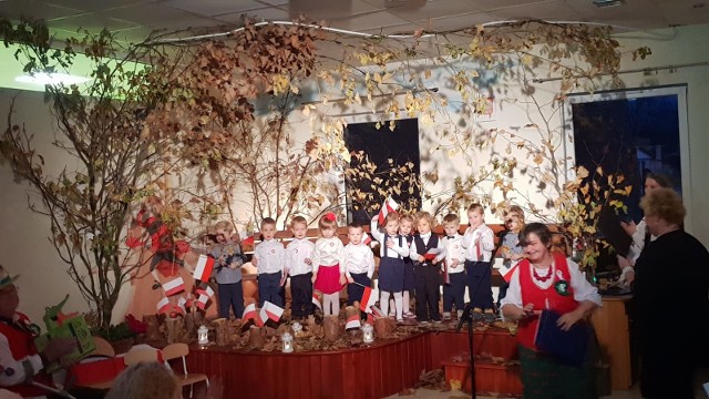 Patriotyczna uroczystość z udziałem dzieci i ich rodziców z Nibylandii w Świdnicy