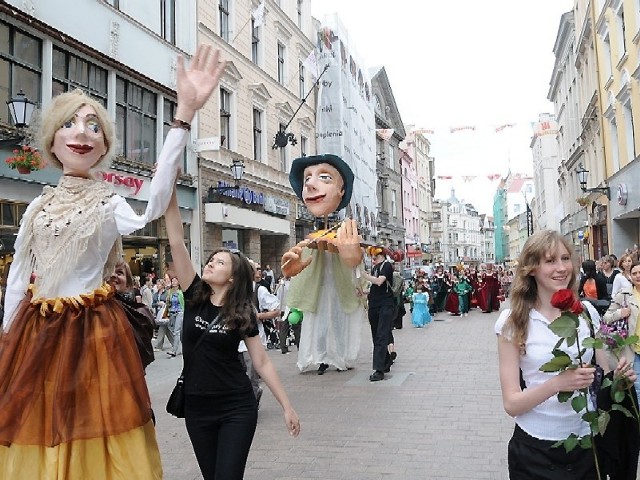 - tegoroczne Święto Miasta na dobre rozpocznie się dziś (24.06) o godz. 15 korowodem świętojańskim, który przejdzie od empiku u zbiegu Wielkich Garbar i ul. Królowej Jadwigi pod pomnik Mikołaja Kopernika