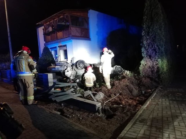 - Samochód osobowy marki BMW zjechał z drogi i uderzył w betonowe ogrodzenie budynku mieszkalnego taranując je - relacjonują strażacy - OSP Rakoniewice.