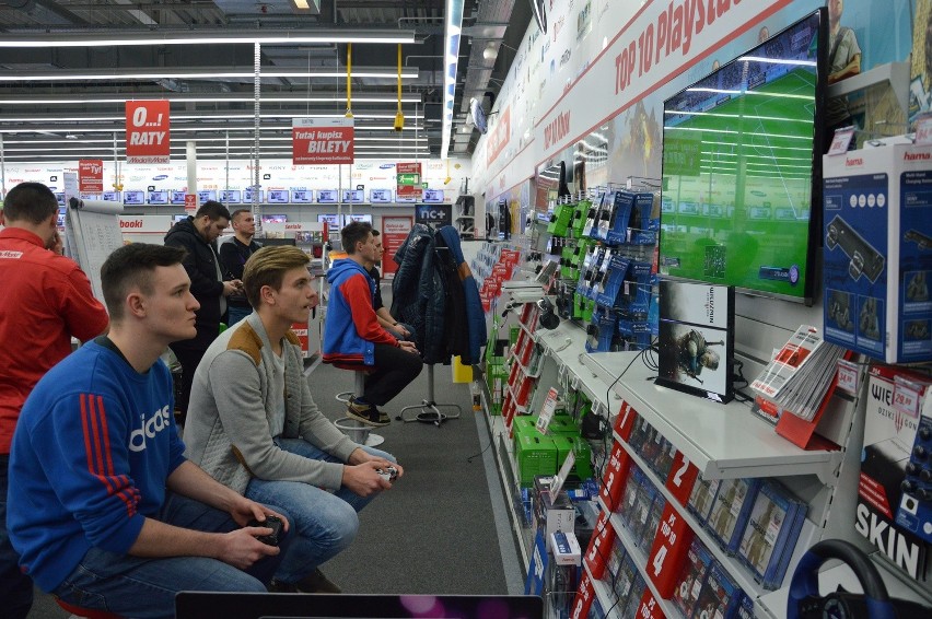 Turniej w grę FIFA 16 w słupskim Media Markt (zdjęcia)