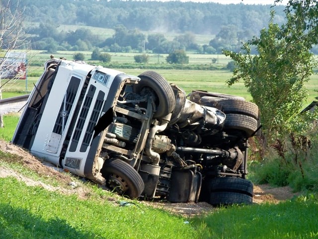 Knyszyn. Wypadek zablokował DK65. Zderzyło się pięć pojazdów. Dwie osoby trafiły do szpitala