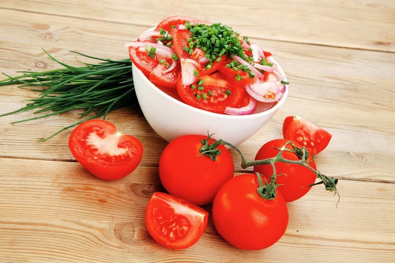 Sałatka do grilla: sałatka ziołowa-pomidorowa...