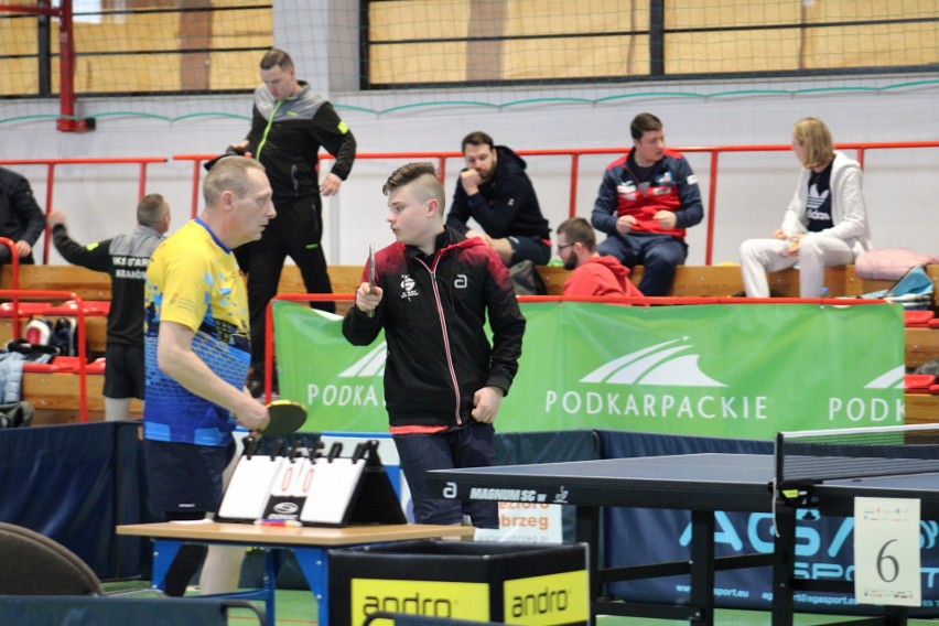 Drużynowe Mistrzostwa Polski Osób Niepełnosprawnych w tenisie stołowym w Tarnobrzegu. Złoty medal IKS Jezioro Tarnobrzeg. Zobacz zdjęcia 