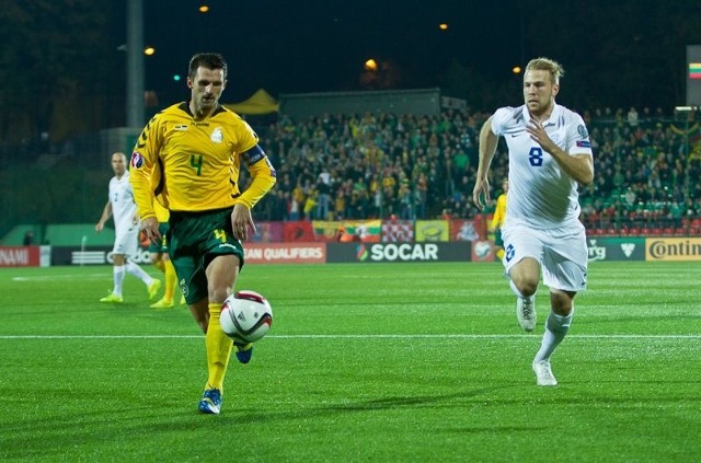 Kapitan reprezentacji Litwy Tadas Kijanskas (z piłką) w meczu z Estonią, który Litwa wygrała 1:0.