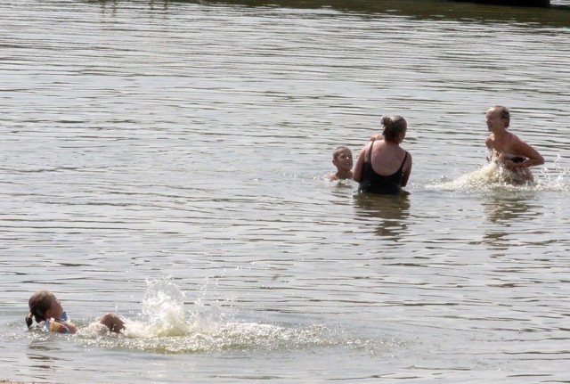 Mimo zakazu kąpieli na Borkach nie brakuje ludzi, którzy pływają w zalewie.