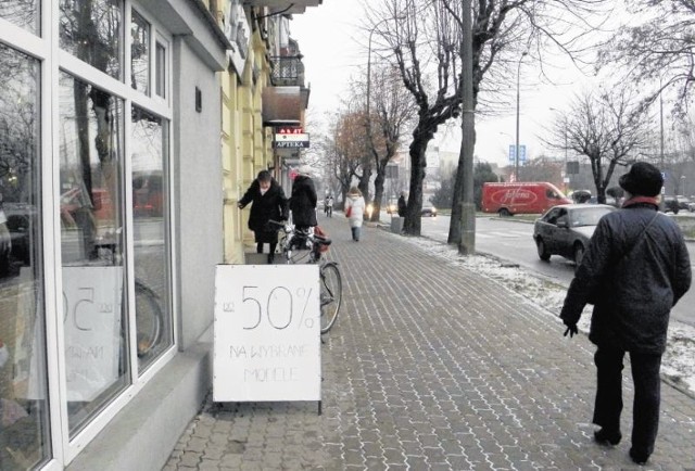 Sklepu przy ul. Wojska Polskiego oferują swoim klientom rabaty do 50 procent.