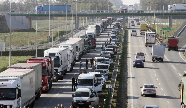 Tak wygląda korytarz życia. Samochody ciężarowe i osobowe robią miejsce, na środku drogi zjeżdżając maksymalnie w prawo i w lewo.