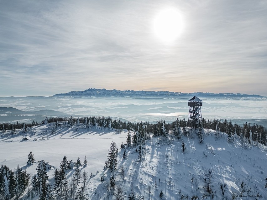 Tatry jak na dłoni! Wieża widokowa na Lubaniu atrakcyjna zimą, ale trasa tylko dla wprawionych. Tak wyglądają Gorce z lotu ptaka