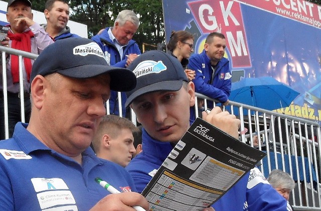 Rafał Wojciechowski (z prawej), kierownik drużyny i prezes GTŻ: - Czujemy żal, że MRGARDEN GKM spadł z ekstraligi, bo nie ustępowaliśmy wiele rywalom, a pokonaliśmy kilka markowych drużyn z najwyższej półki.