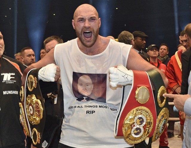 Brytyjski bokser Tyson Fury po wygranej Mistrzostw Świata w wadze ciężkiej w Berlinie 29 listopada 2015r. Na zdjęciu bokser trzyma swoje pasy mistrzowskie. Walczył wtedy z Wladimirem Klitschko.