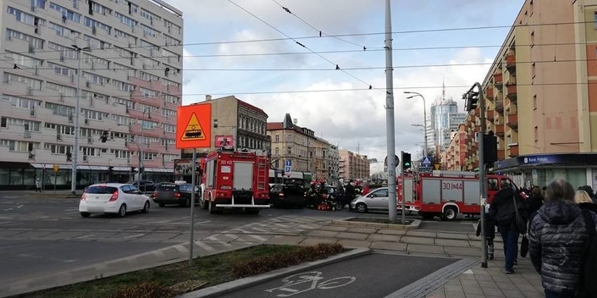 Groźny wypadek na placu Żołnierza Polskiego w Szczecinie. Jedna osoba poszkodowana