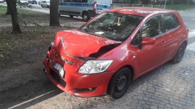 Do wypadku doszło na ulicy Kasprzaka. Kierująca toyotą 36-latka (policja zna jej tożsamość) jadą od strony ul. Drewnowskiej w kierunku Srebrzyńskiej z nadmierną prędkością, uderzyła w tył forda, w którym pasażerką była ciężarna, 34 - letnia kobieta.