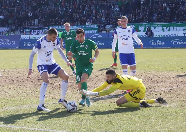 Radomiak zremisował ze Stalą Mielec w Radomiu 1:1 (0:1). Bramkę dla Stali zdobył Oskar Zawada, a dla Radomiaka Karol Angielski z rzutu karnego. W pierwszej połowie VAR anulował jedenastkę dla Zielonych. Podopieczni Dariusza Banasika częściej atakowali, ale nie zdołali zwyciężyć.