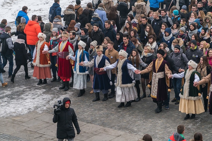 Jubileuszowy Polonez sądeckich maturzystów przed ratuszem