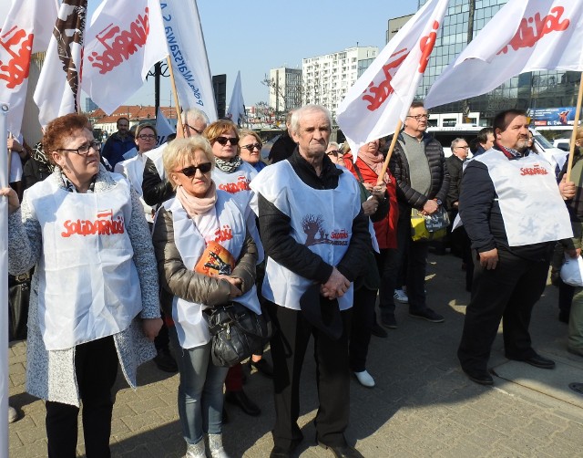 Na początku kwietnia Solidarność z Mazowsza, w tym z Radomia protestowała przed Mazowieckim Urzędem Wojewódzkim.