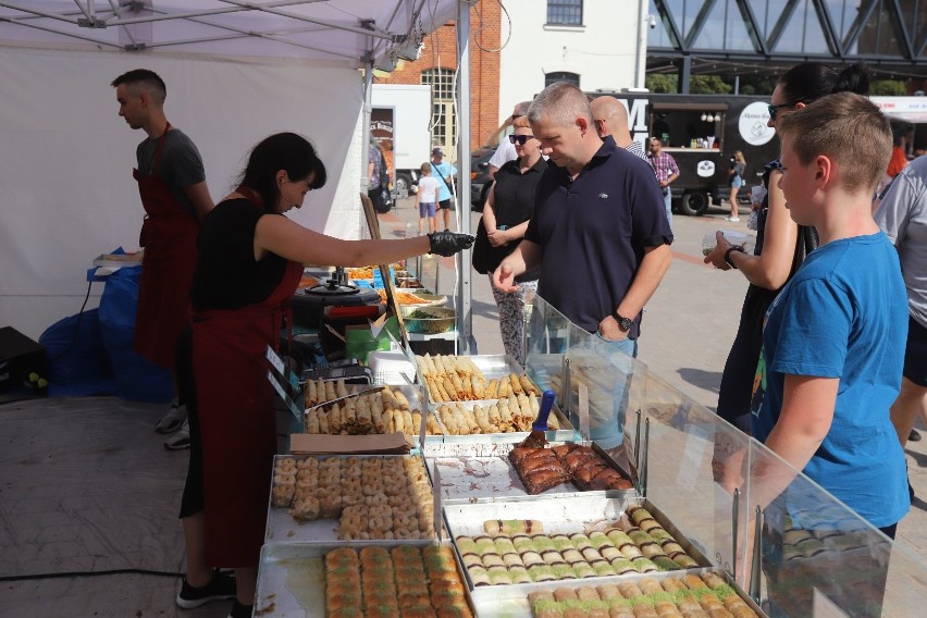 Zlot food trucków w Ogrodach Geyera w Łodzi. Festyn rękodzieła i pokazy rolkowe w weekend 18-19 lipca